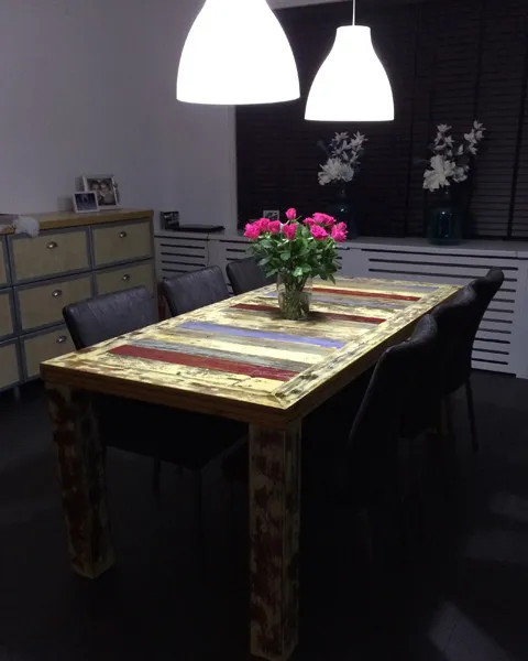 Eettafel van sloophout gemaakt door Henk Smetsers
