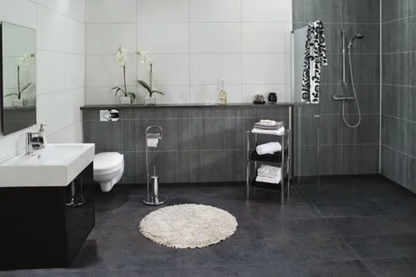 Badkamer met leisteenlook-wandpanelen van TegelAlternatief